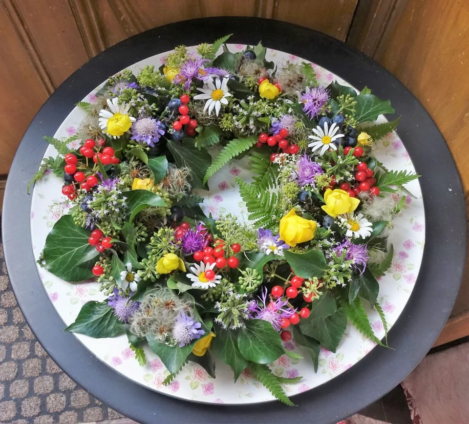 Blumenkranz auf einem runden Tablett