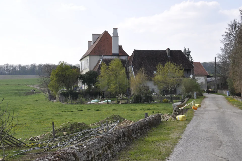 Zufahrt zum Landgut zwischen Wiesen und Garten