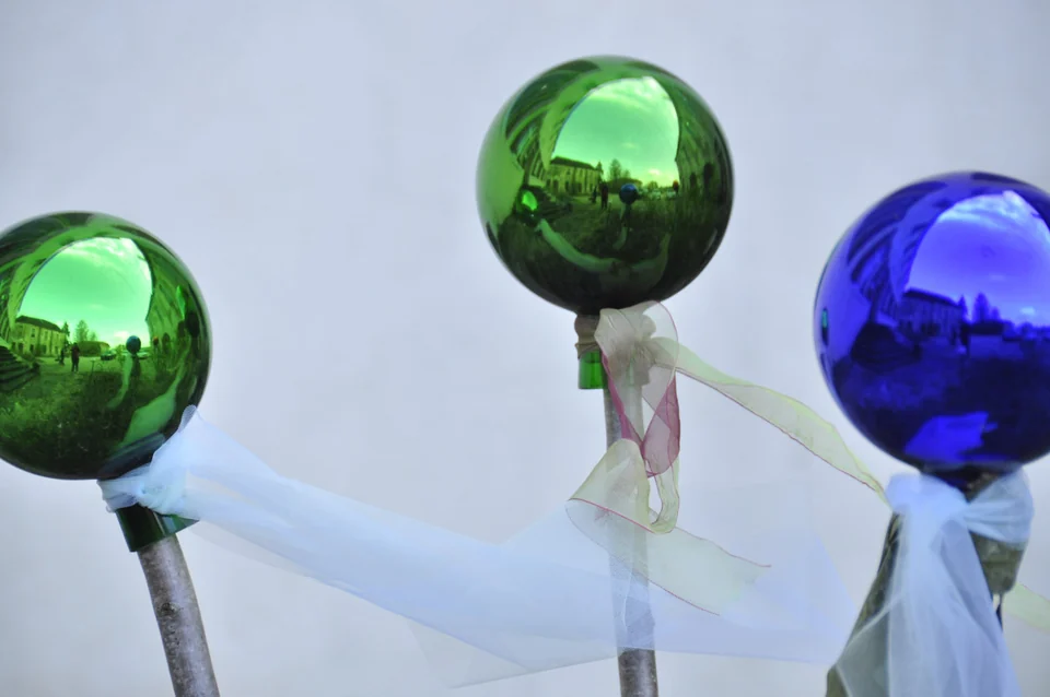 Grüne und blaue Glaskugeln als Gartendekoration
